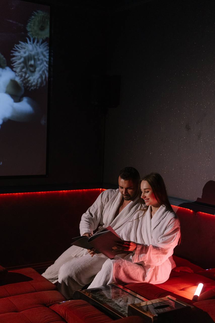 Как провести День всех влюбленных? Идея для незабываемого романтического свидания - Постер